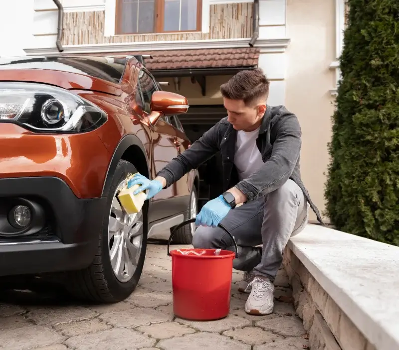 Lavage auto à domicile Perdreauville : professionnel intervenant sur un véhicule